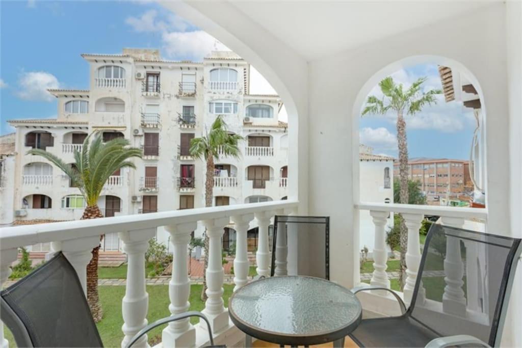 Beautiful Apartment With 2 Bedrooms Close To Beach Τορεβιέχα Εξωτερικό φωτογραφία